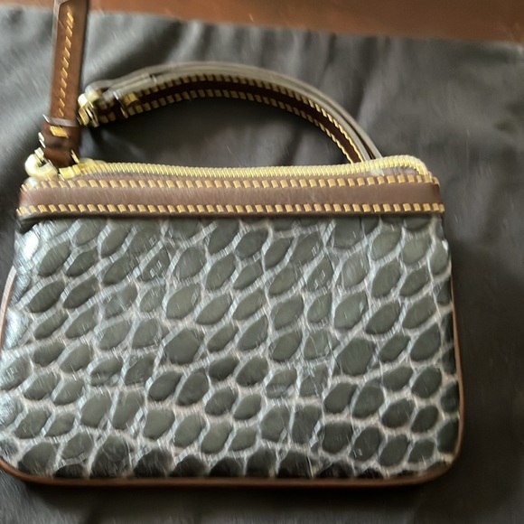 Quality Dooney and Bourke wristlet, leather, excellent condition - Picture 5 of 10